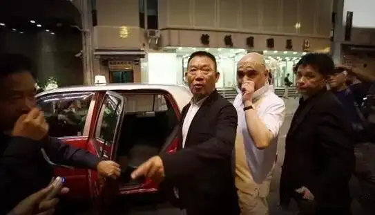 张子强手下有个好色之徒,养12个情人,被捕后3个情人出巨资救他