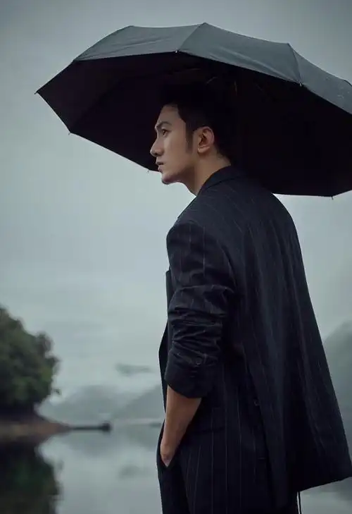 肖顺尧发布烟雨写真大片穿真空西装撑伞魅力十足