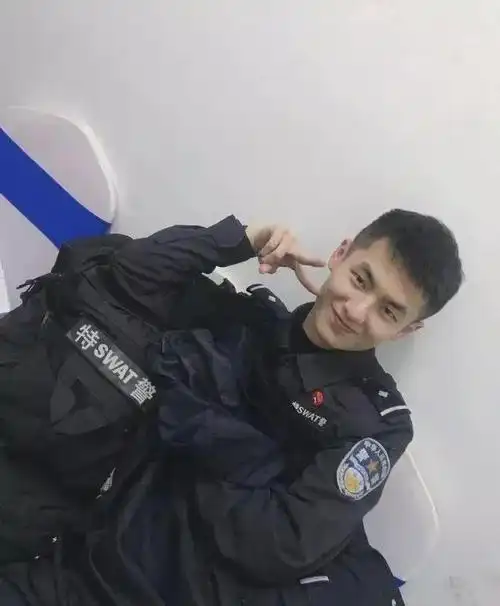 长沙特警帅哥vs成都肌肉特警选一个当男友你选谁