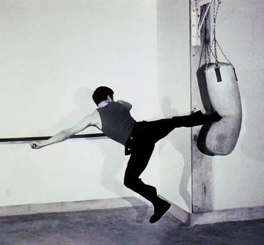 李小龙的绝技单手俯卧撑只用两根手指,背后是他无数次的练习和努力.