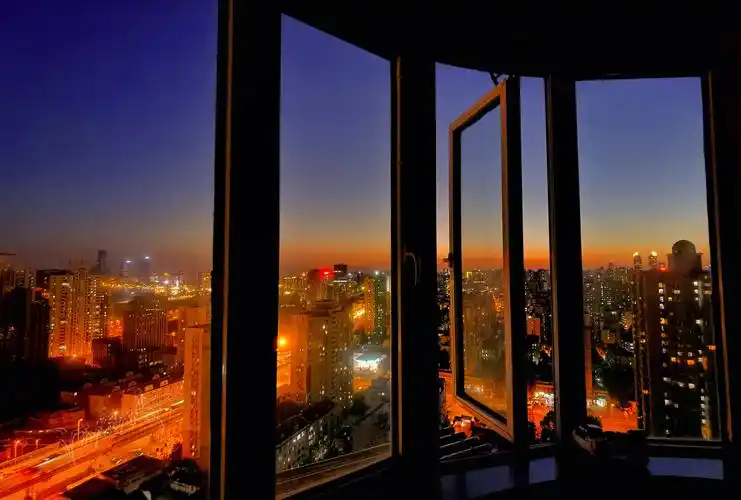 窗外日暮斜阳城市疫战之殇