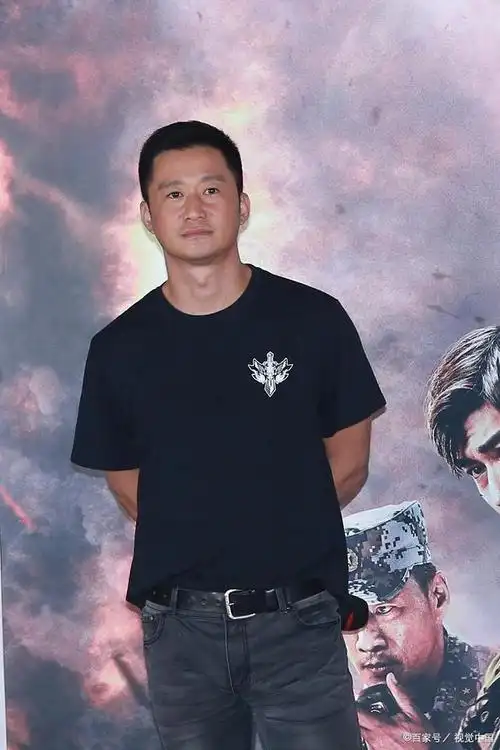 吴京年轻时也是小鲜肉,一张照片酷似天王黎明!