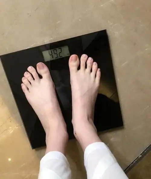 奚梦瑶晒自己的体重