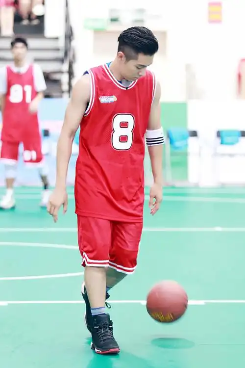 简介:周柏豪打篮球运动帅气图片,分享一组周柏豪图片给大家,图中的