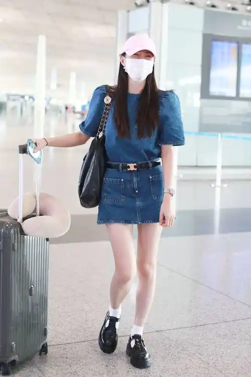 搜狐娱乐讯(洪水工作室/图文)近日,沈梦辰一身牛仔套装现身机场.1/10