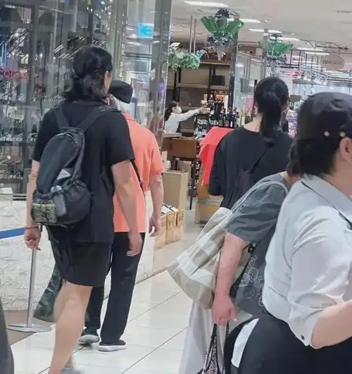 露馅了!郑伊健在日本被偶遇,本人被曝性格极差,老婆素颜遭吐槽