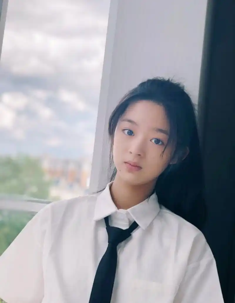 于正眼光太毒辣,15岁的小姑娘都不放过,甜美可爱,要大火?