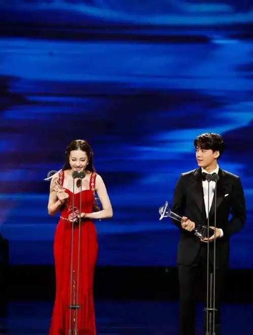 2018金鹰节颁奖典礼天墉城兄妹迪丽热巴李易峰喜获双杯