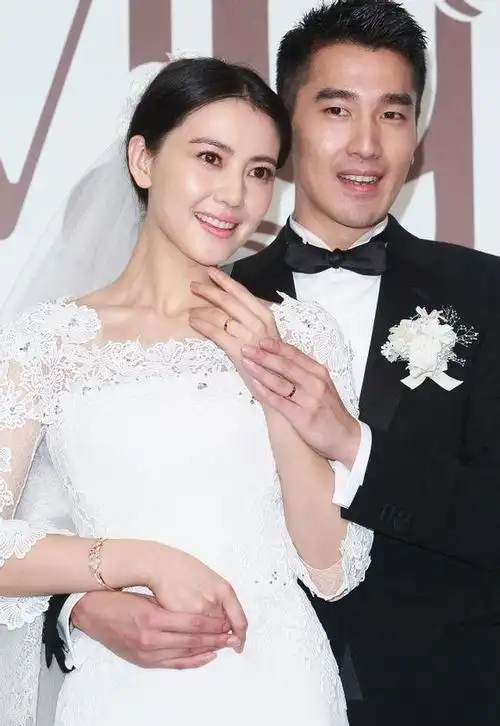 不被看好的7对"姐弟恋婚姻",至今恩爱如初,甩闪婚闪离几条街