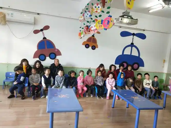 和祖辈们一起安静认真的倾听腊八节的习俗