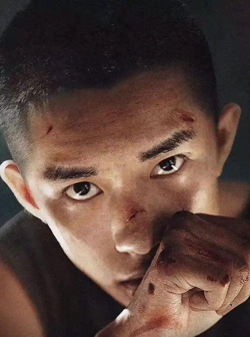 易烊千玺忍痛理平头,军装,囚服各种类型都能演绎