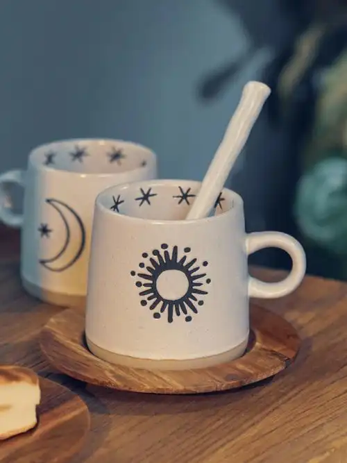 这款颜值感十足的马克杯搭配新颖独特的星月图案杯子外壁和内壁边沿均