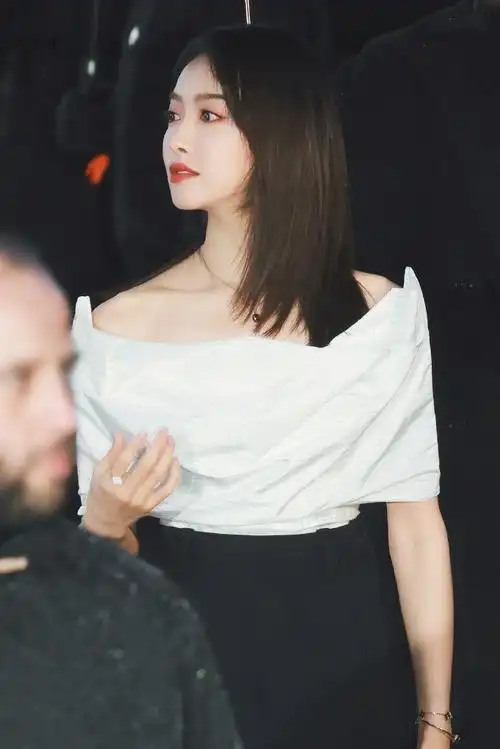 周冬雨宋茜欧阳娜娜同框##宋茜回眸##宋茜谈年龄焦虑