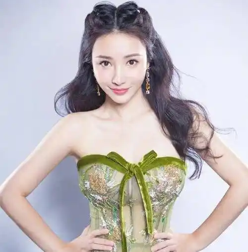柳岩真有气质穿抹身材绿裙诠释动人曲线波浪卷发妩媚又不失优雅