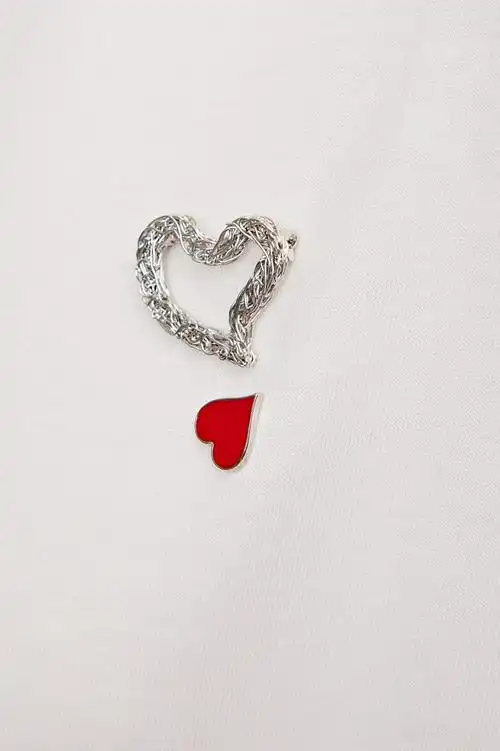 ur2021春夏新品女装简约软妹ins爱心胸针宽松短袖t恤wg16r4mn2005