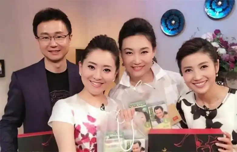 回顾春妮坚持丁克17年二婚嫁给刚强如今一家三口幸福甜蜜