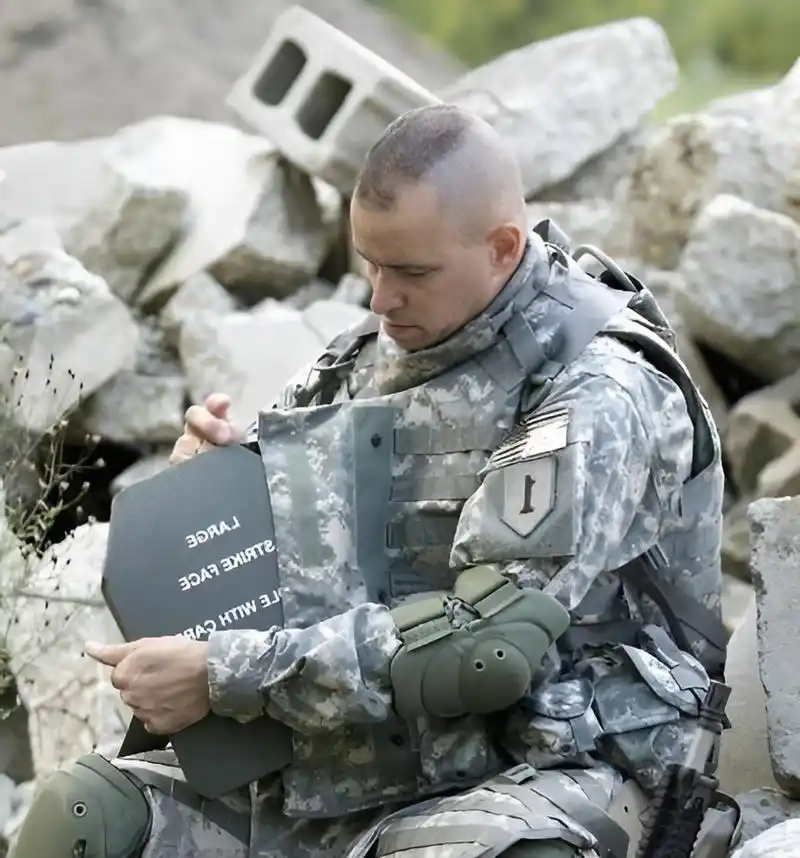 在俄乌战争期间,一位俄罗斯年轻帅气的士兵从前线安全撤离后,他很高兴