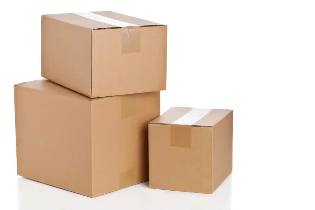 堆栈的纸箱,白色背景上堆积的棕色交付纸箱