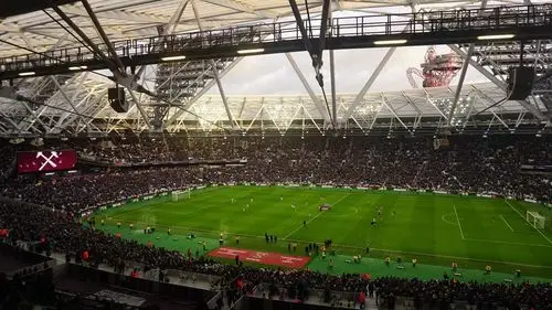 伦敦碗球场,可容纳观众已经提升到了60000人.