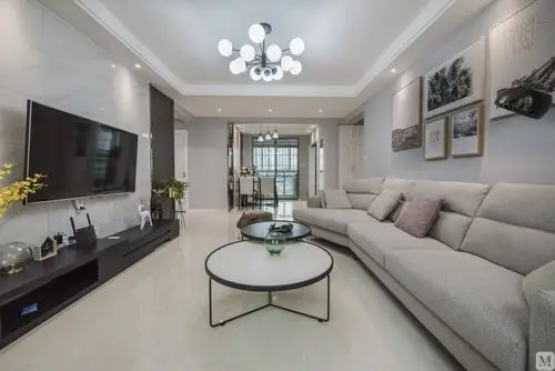 客厅非常通透,阳台飘窗的设计,提供了阅读休憩的好地方.