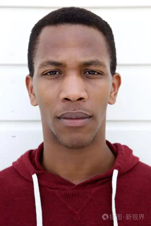 一个年轻的非洲人脸肖像