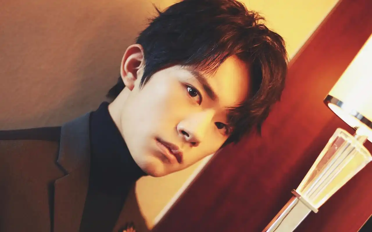 易烊千玺英伦风帅气写真高清图片壁纸