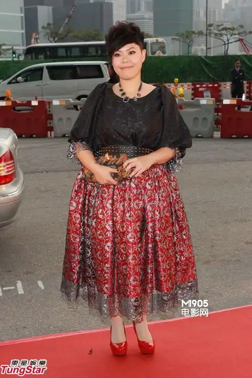 at17成员林二汶亮相红毯 红鞋可爱项链素朴独特