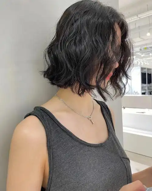 不挑脸型的齐肩法式烫