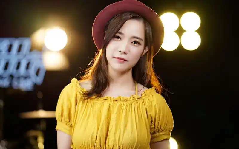 备胎伤感歌,邓丽欣的《电灯胆》,太有感触了