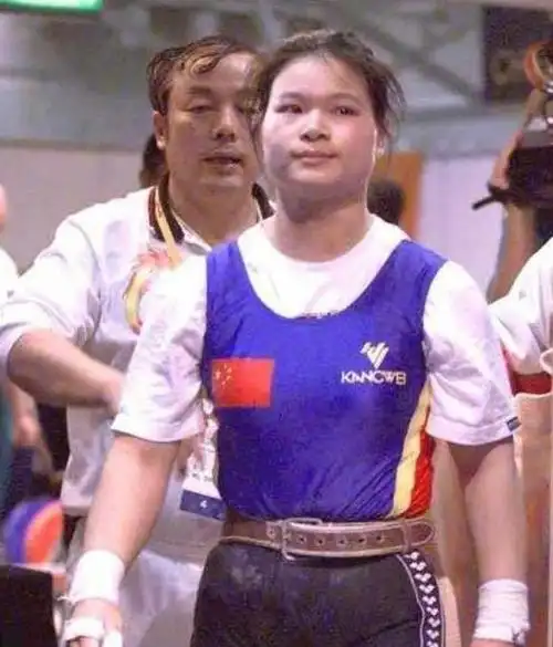 她是农民出身,获世界举重冠军,退役后为何128万卖掉金牌?