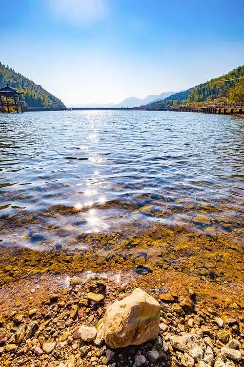 湖州市长兴县顾渚水库风景区:山水相映的画卷