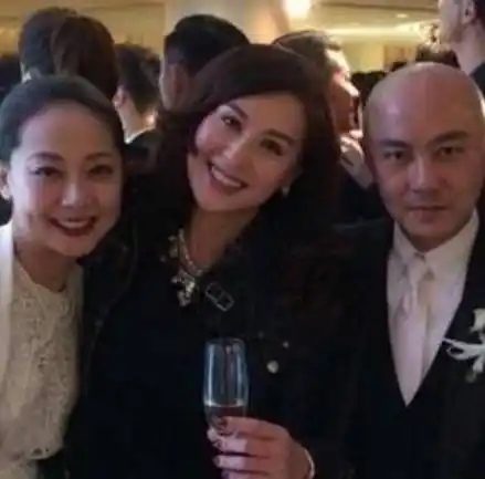 大家都知道早年间的张卫健也有不少恋情绯闻,他与江欣燕,宣萱等人都