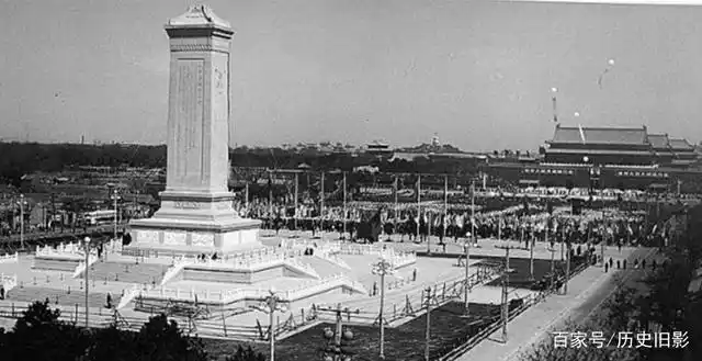 图为人民英雄纪念碑修建完毕,时间为1958年年4月22日.