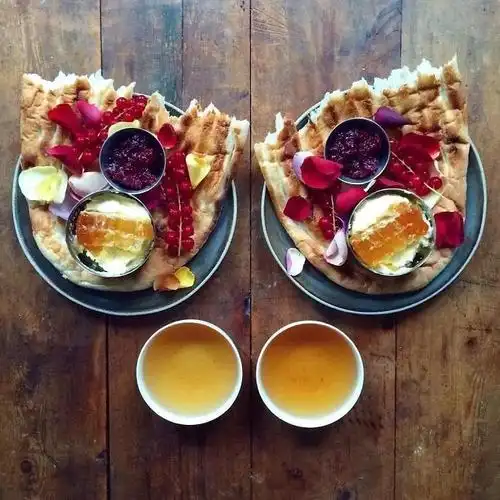 外国一名奇男子每日给他的爱人做对称早餐