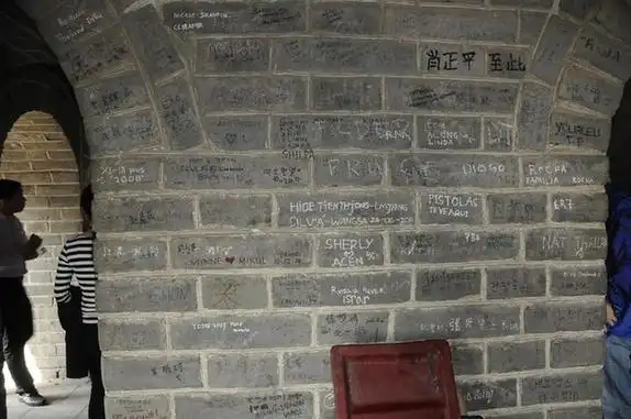 内外均有很多的长城砖上被人刻多国文字,烽火台的内部可谓是惨不忍睹