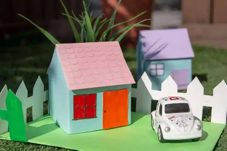 着牛奶盒底部贴上,孩子喜欢什么颜色就贴什么颜色哈,他的房子他做主;2