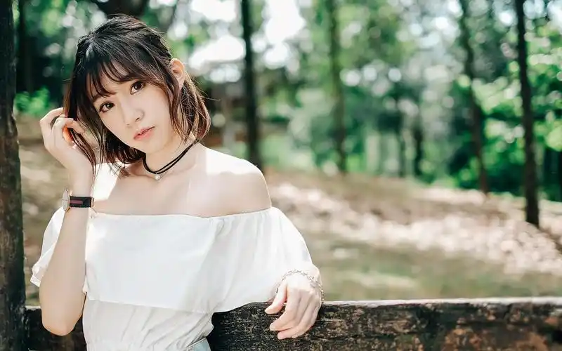 白皙甜美女孩的气质写真