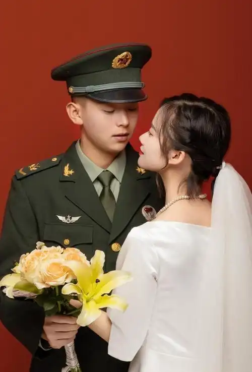 军装配白纱521看绝美婚纱照