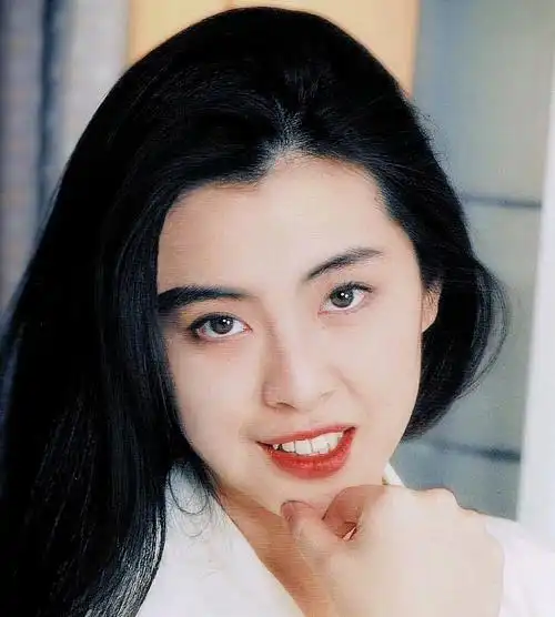 "瞬美目以流眄,含言笑而不分" ——王祖贤