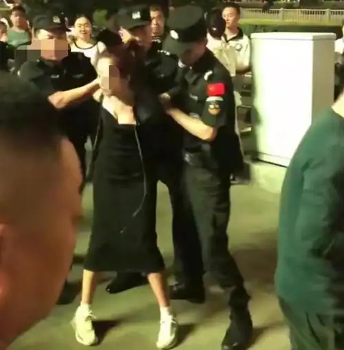 嚣张小三衣着暴露当街暴打原配为何男人坐在地上不敢说话