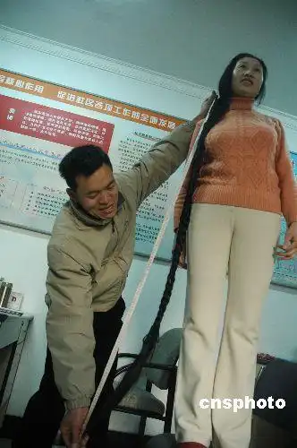图文:太原一妇女十年留辫2米多长