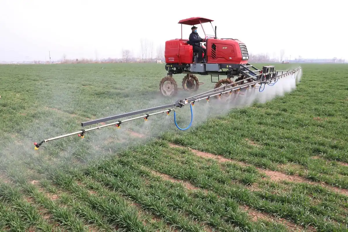 2月19日,河南省焦作市温县番田镇大金香村农民在麦田间驾驶农机喷洒