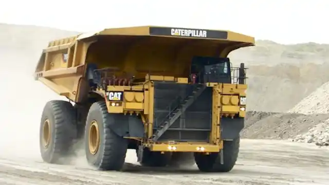 这款巨无霸卡车,车高近8米车身重60吨,一轮胎能买一辆豪车