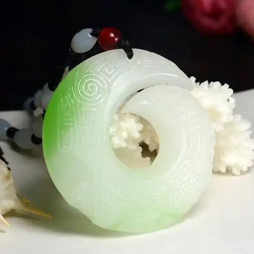 和田时来运转吊坠翠绿色扭转乾坤玉牌玉佩挂件新疆玉平颈饰