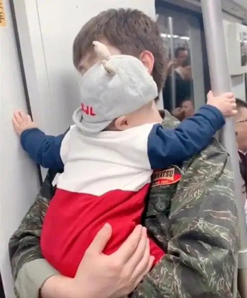 爸爸抱儿子坐地铁,儿子的姿势让网友心疼,儿子:我保护我自己