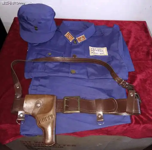 对于山西太原地区的部分晋绥军部队,还为军官和士兵配备了深蓝色军服
