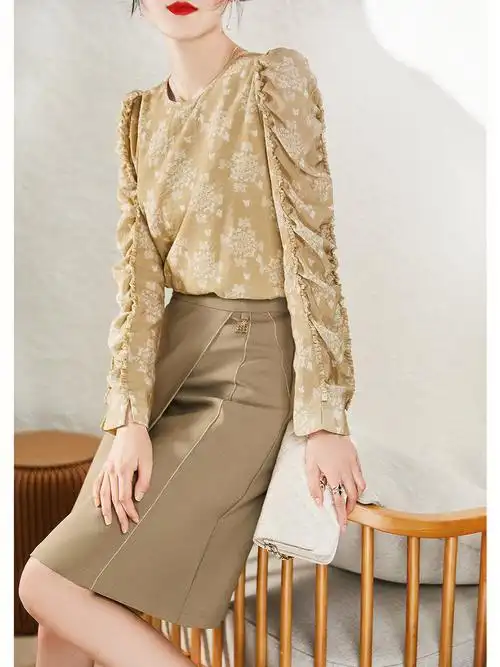 重磅浪漫羊腿袖套头衬衫采用褶皱木耳边装点羊腿袖,为款式增添了不少