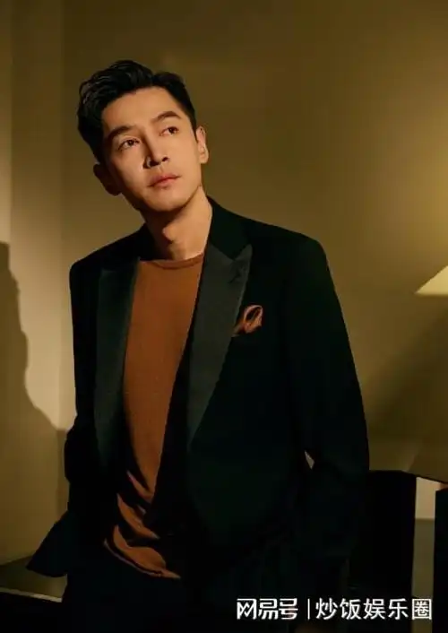 胡歌时隔7年再现身央视春晚彩排!西装革履打扮认真,背影很绅士