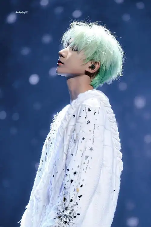 王源染绿发头发漂了五次##王源的绿发漂了五次