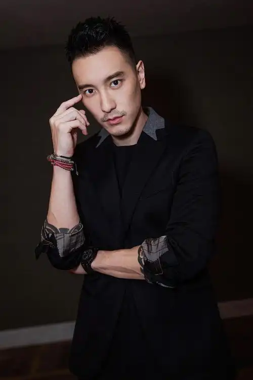 王阳明最新写真曝光 倚墙而立尽显绅士雅痞风